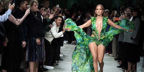 vestito verde versace di jennifer lopez|Jennifer Lopez Versace.